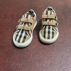 Burberry kids shoes. Size 19  ( US 4)